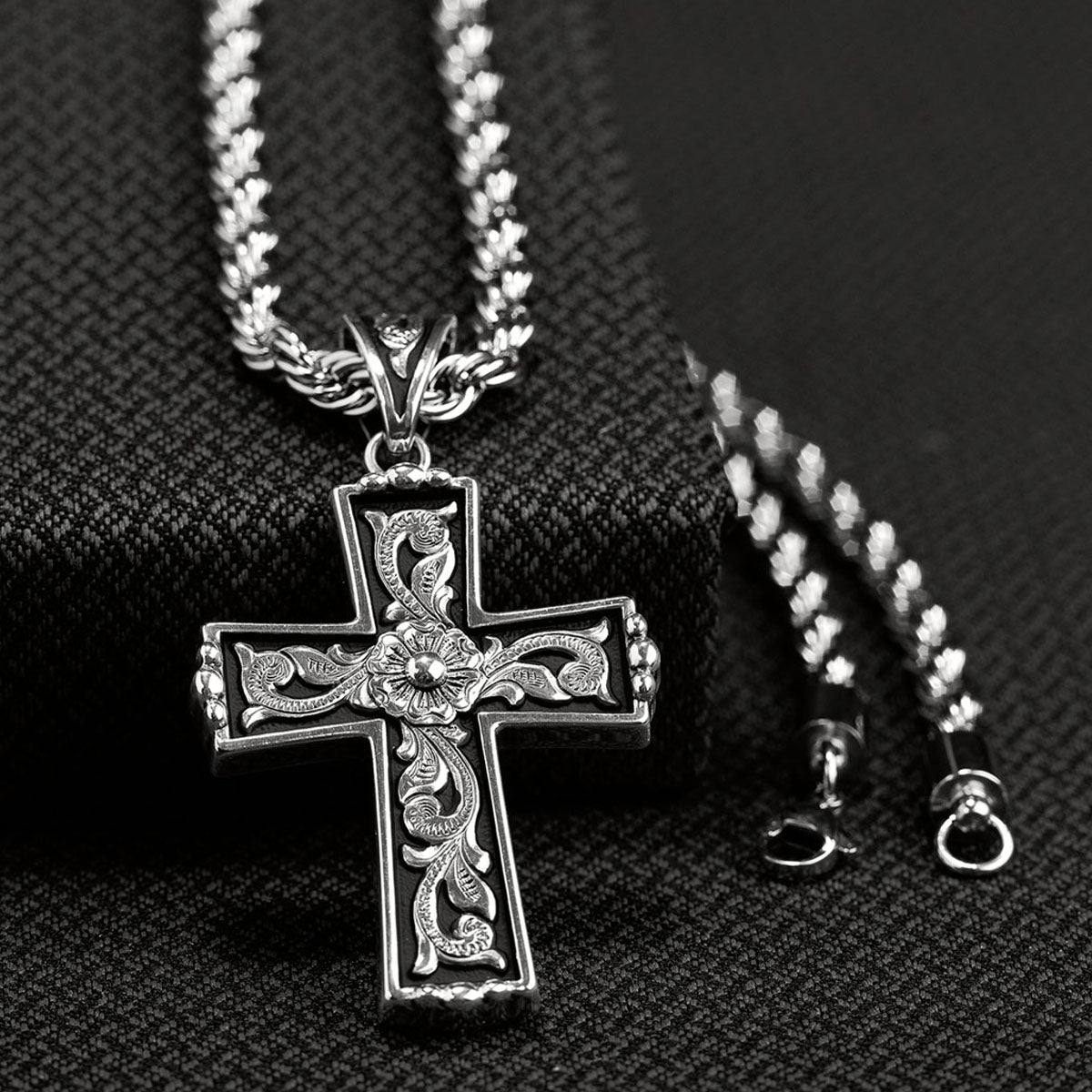TWISTER MENS NECKLACE