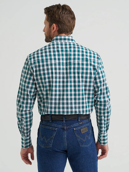 Wrangler Men's Wrinkle Resist Verdant Green Plaid Long Sleeve Snap Shirt