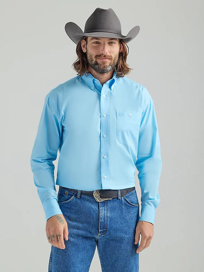 WRANGLERS MEN'S GEORGE STRAIT LONG SLEEVE ONE POCKET BUTTON DOWN SOLID SHIRT IN BABY BLUE