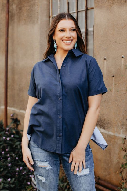 NAVY SHORT SLEEVE BUTTON UP TOP WITH BLUE SPLIT BACK