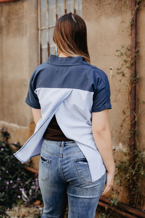NAVY SHORT SLEEVE BUTTON UP TOP WITH BLUE SPLIT BACK